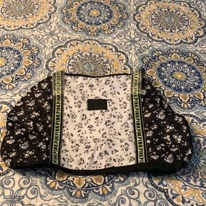 BNwithoutT (but in original packaging) Victoria’s Secret Pink brand duffel bag